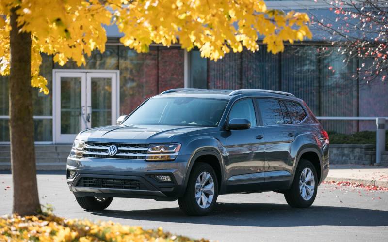 Comparison Volkswagen Atlas SEL 2018 vs Volvo XC90 T6 Momentum